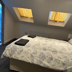Ubytování v soukromí Near Airport Private & Shared Bathroom Option