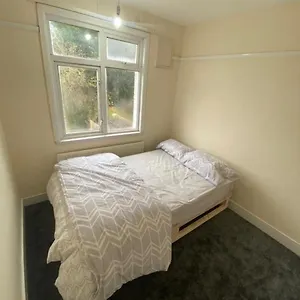 Guest house Room- Near London Airport And Close To Restaurants Shops And Dunstable Hospital