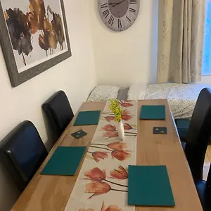Guest house Beaconsfield Serenity: 4-bedroom Near Airport